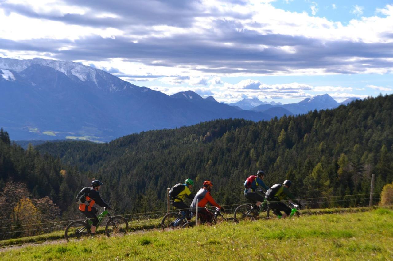 Bikeski Family Hotel, B&B, Apartaments, Rooms Mezica Exteriör bild