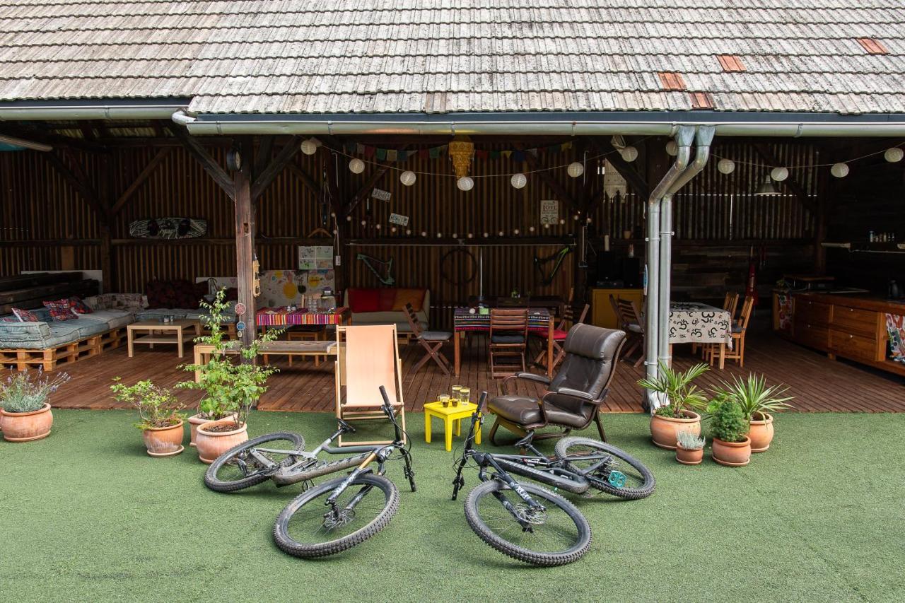 Bikeski Family Hotel, B&B, Apartaments, Rooms Mezica Exteriör bild